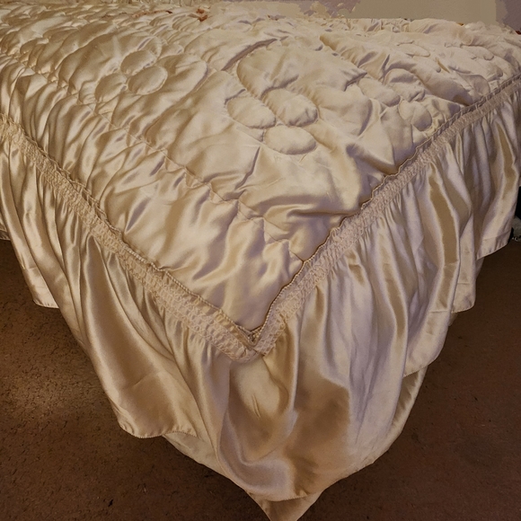 Vintage Embroidered Quilted Satin Bedspread, Pale Yellow, Queen - Picture 3 of 10